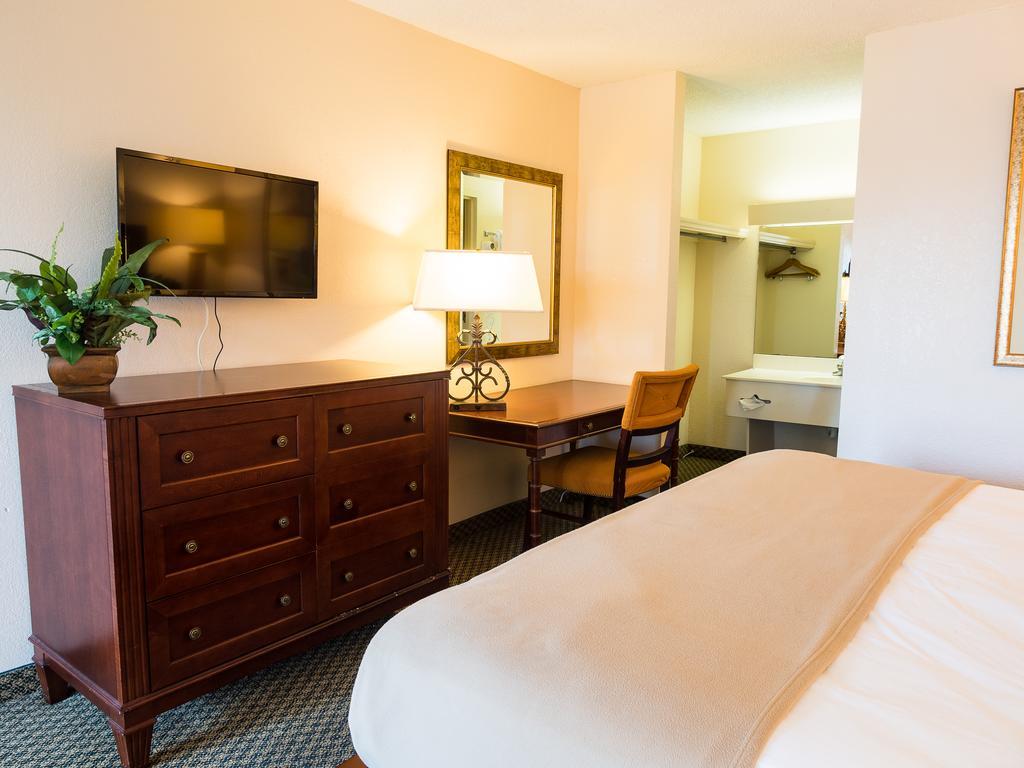 Quality Inn Tampa Lake Magdalene Exterior foto