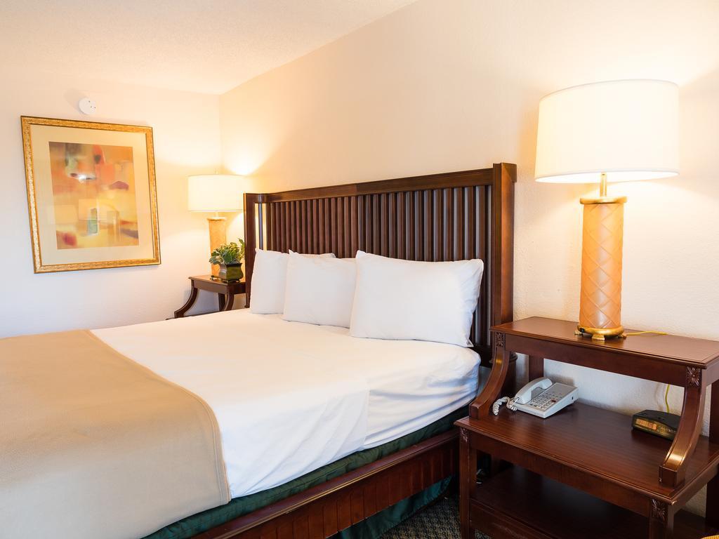 Quality Inn Tampa Lake Magdalene Exterior foto