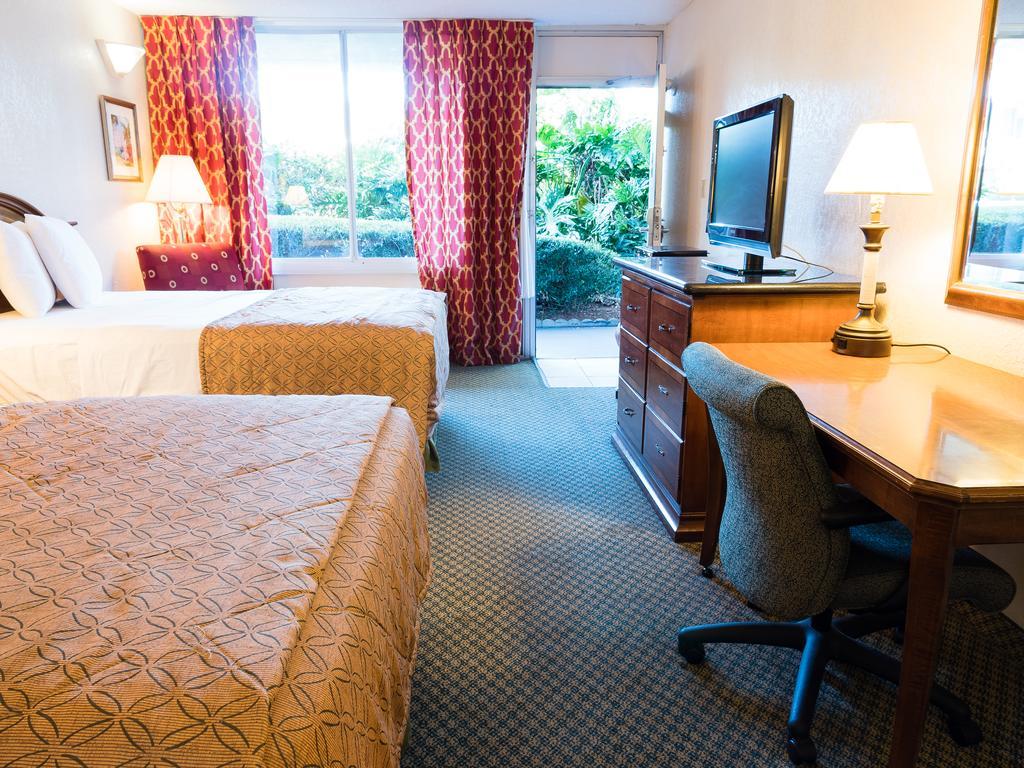 Quality Inn Tampa Lake Magdalene Exterior foto