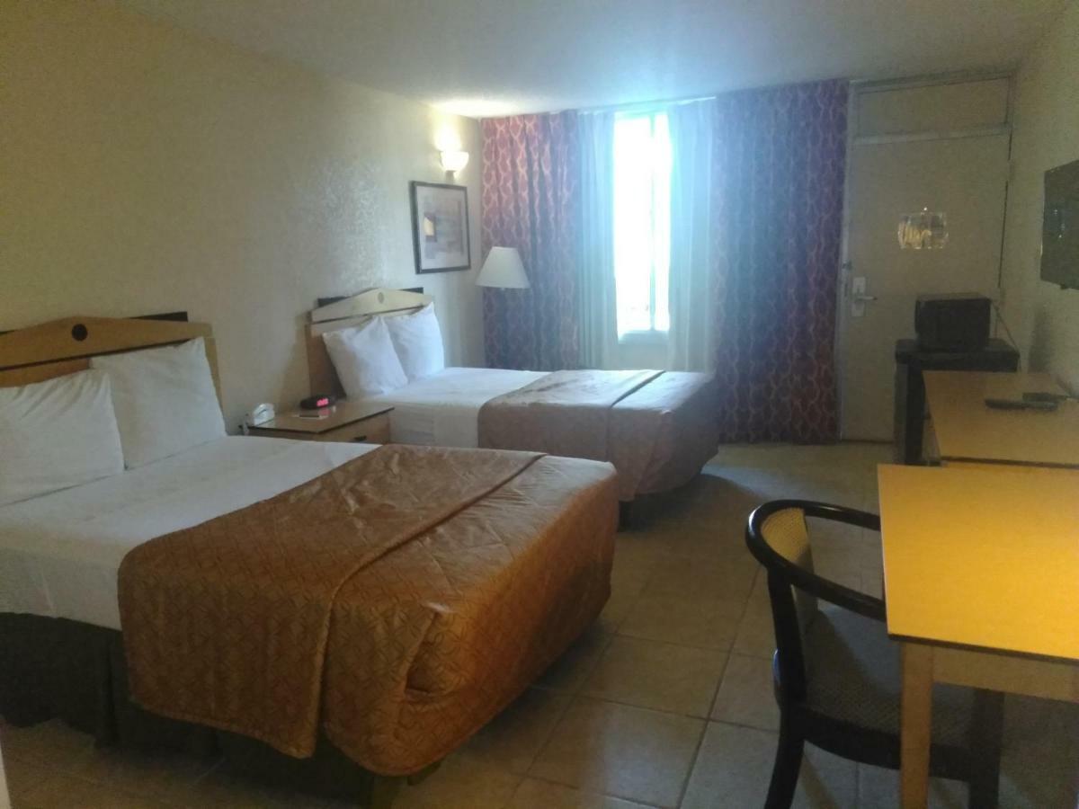 Quality Inn Tampa Lake Magdalene Exterior foto